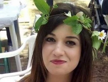 Το μήνυμα της Κ.Νοτοπούλου με την καθαρίστρια που βουτάει το κεφάλι της στον κουβά (φωτό)